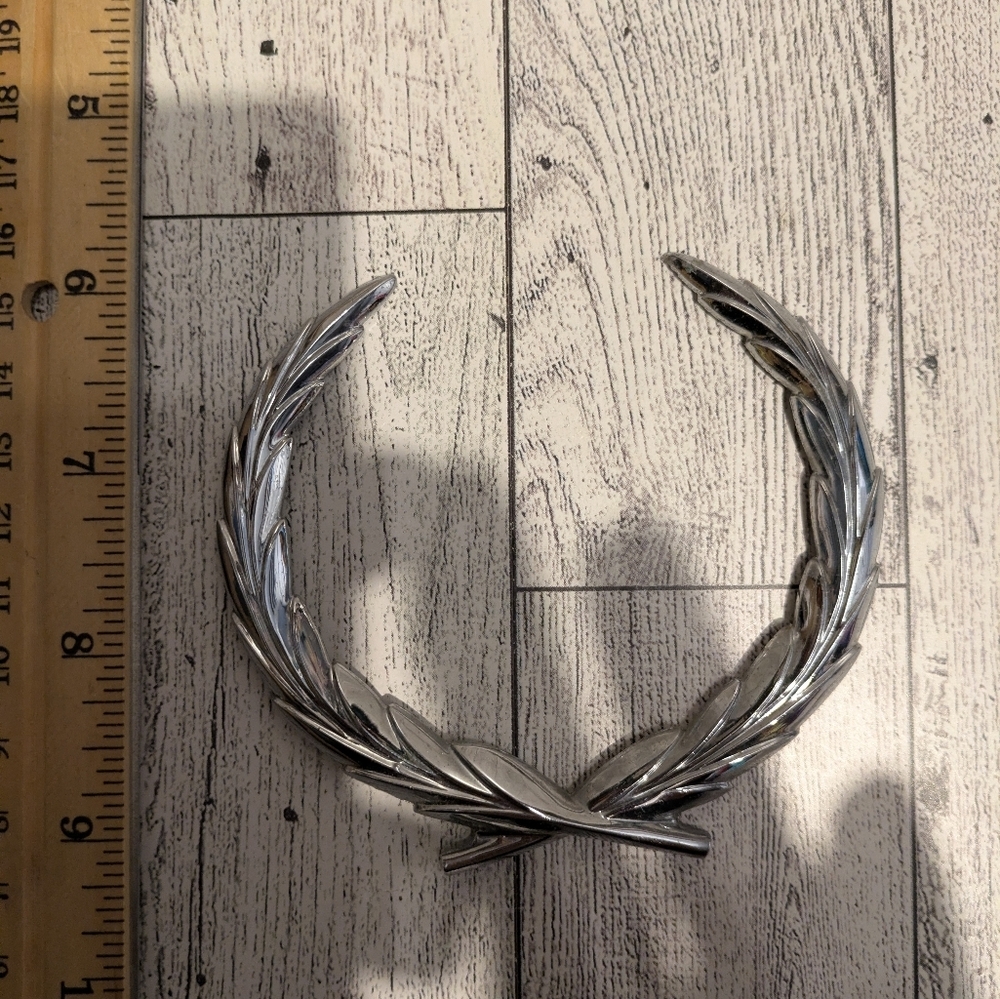 Cadillac Premium Silver Car Audio Laurel Emblem